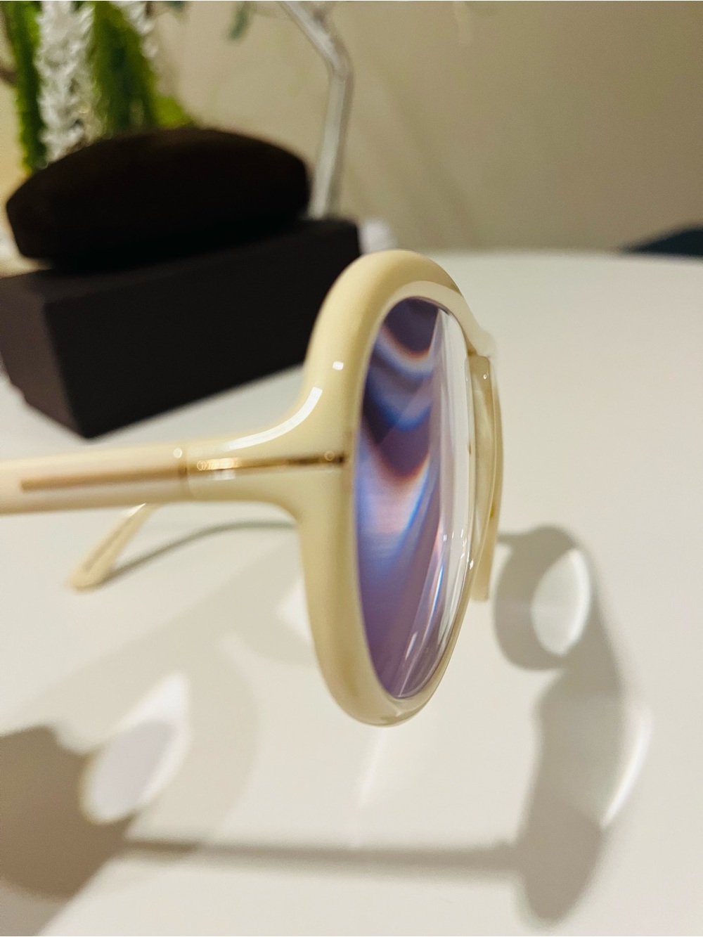 Tom Ford Cream Aviator-Style Sunglass Arms with Gold Detailing - Picture 5 of 7